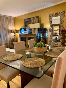 卡希亚什Luxury Family suite for 4的一间设有玻璃桌和椅子的用餐室