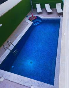 卡希亚什Luxury Family suite for 4的享有大型蓝色游泳池的顶部景致