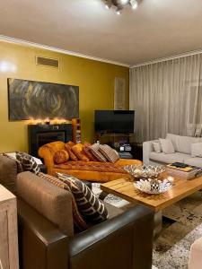 卡希亚什Luxury Family suite for 4的客厅配有沙发和桌子