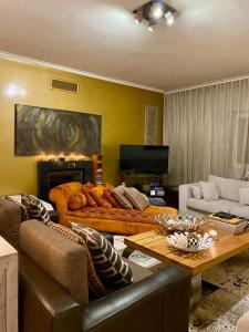 卡希亚什Luxury Family suite for 4的客厅配有沙发和桌子
