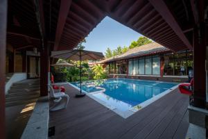 桂林桂林訾洲四景度假酒店的享有别墅的游泳池景致。