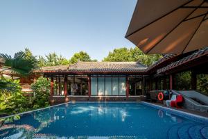 桂林桂林訾洲四景度假酒店的房屋前的游泳池