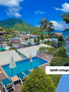 皮皮岛上坡村舍酒店的从度假村的阳台上可欣赏到游泳池的景色