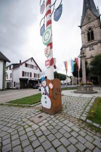 比绍夫斯格林Landhotel Jägerhof的 ⁇ 上带雪人的小街标