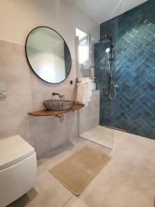比托姆Motyl Apartamenty Studio的一间带水槽和镜子的浴室