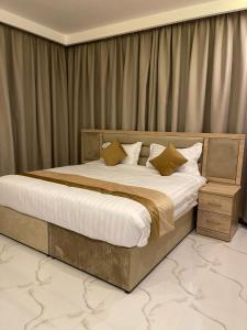 胡富夫أبراج الجزيرة的卧室配有一张带白色床单和枕头的大床。