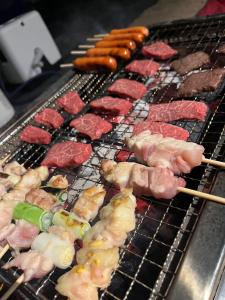 Tsuru SORAYADO 宙宿的烤架上放不同种类的食物