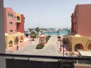 赫尔格达Hurghada Marina的从街道的窗户欣赏建筑的景色