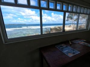 维拉港Bluepango Guest House的从客房的窗户可欣赏到海景