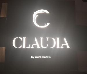 坎波斯Claudia by Nura的药店的标志,上面有c