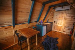 里泽Rova Suit Bungalov的小屋内的厨房配有木桌