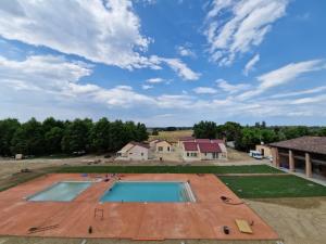 萨维奥迪拉韦纳Incanto Glamping village的享有庭院游泳池的顶部景色