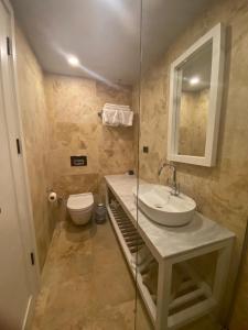 亚力卡瓦克Life Butiq Otel的一间带水槽和卫生间的浴室