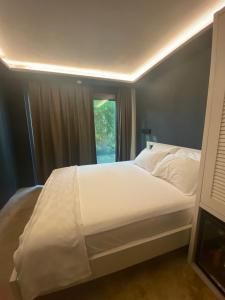 亚力卡瓦克Life Butiq Otel的卧室配有白色的床和窗户