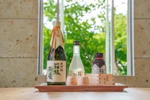 元箱根プライベートリゾート芦ノ湖的桌子上放两瓶葡萄酒