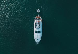 巴里DiscoverBoat - Pita - Exclusive Boat&Breakfast的水中船只的空中景观