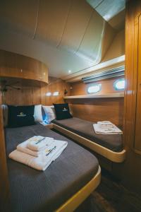 巴里DiscoverBoat - Pita - Exclusive Boat&Breakfast的船上的两张床和毛巾