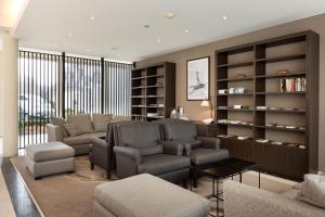 布鲁日Hotel Restaurant Weinebrugge的带沙发和椅子的客厅以及书架