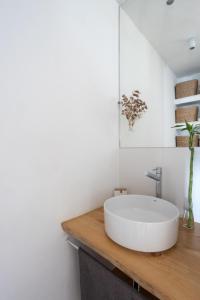 塔拉戈纳La Panoràmica del Mar的木制柜台上带白色水槽的浴室