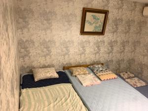 东京东京2020旅舍的卧室内两张并排的床