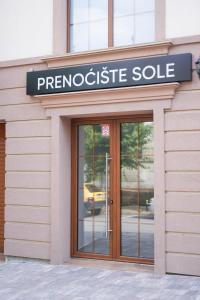 弗拉涅PRENOCISTE SOLE的商店前方带有读取递进销售的标志