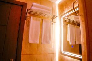 亚喀巴ِAfnan hotel的浴室提供白色毛巾和镜子