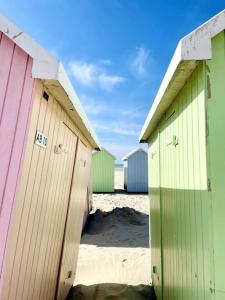 滨海贝尔克Joli T4 au coeur de Berck-Plage的海滩上一排色彩缤纷的海滩小屋