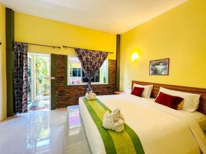 高兰兰塔班诺克度假村旅馆的黄色墙壁客房的两张床