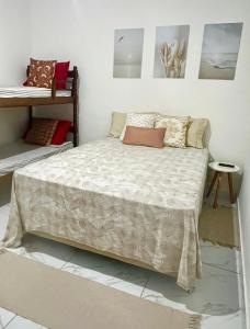 南圣弗朗西斯科Suítes Recanto Monte trigo的一间卧室配有带枕头的床