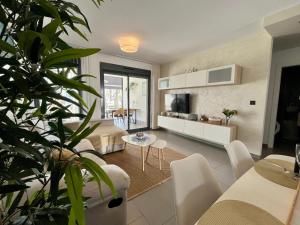 奥里韦拉海滩Casa La Zenia的客厅配有沙发和桌子