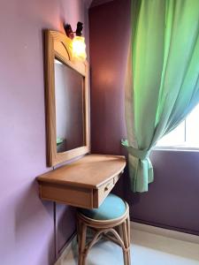 波德申Glory beach private PD的一间带梳妆台、镜子和凳子的浴室