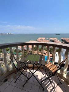 波德申Glory beach private PD的俯瞰大海的阳台的桌椅