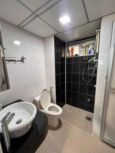 波德申Glory beach private PD的浴室配有白色卫生间和盥洗盆。