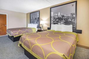 劳雷尔山速8酒店罗勒尔山的一间酒店客房,房间内设有两张床