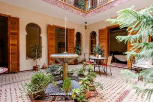 拉巴特利亚德达赛迪旅馆的大房间,设有喷泉和植物