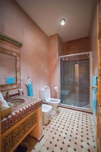 拉巴特利亚德达赛迪旅馆的带淋浴、卫生间和盥洗盆的浴室