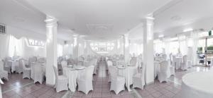 圣安格塔苏德格尔夫圣亚加塔酒店的用餐室配有白色的桌子和白色的椅子