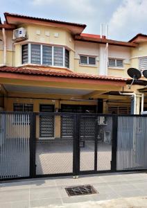 Bandar Baru BangiHomestay FourSeasons @ Bandar Baru Bangi的房屋前的黑色围栏