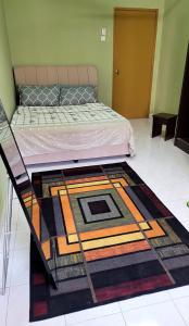 Bandar Baru BangiHomestay FourSeasons @ Bandar Baru Bangi的卧室配有一张铺在地板上的地毯。