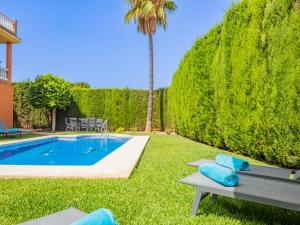 阿尔豪林格朗德Cubo's Cicara Family Private Pool & Relax的一个带游泳池和棕榈树的后院