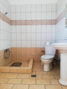 乐托卡亚Villa Zerva的带浴缸、卫生间和盥洗盆的浴室