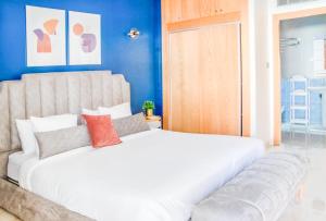 拉巴特Luxury Apartment 3 Bedroom in the Heart of Agdal near Arribat Center的蓝色墙壁的房间里一张大白色的床