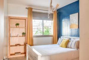 拉巴特Luxury Apartment 3 Bedroom in the Heart of Agdal near Arribat Center的一间卧室设有一张床和一个窗口