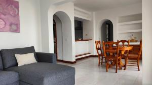 蒂亚斯Casa Julia的客厅配有沙发和桌椅