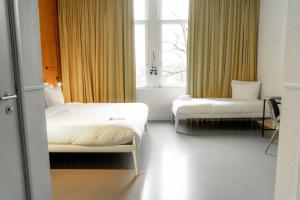 阿姆斯特丹韦斯特帕克康斯酒店的酒店客房设有两张床和窗户。