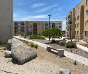 卡尔德拉Cómodo departamento en Caldera, con piscina.的一个带长凳和大岩石及建筑的公园