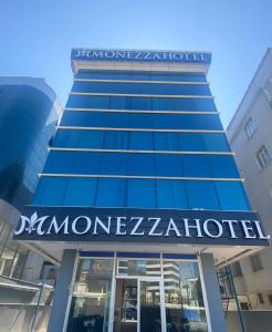 伊斯坦布尔Monezza Hotel Maltepe的建筑的侧面有标志