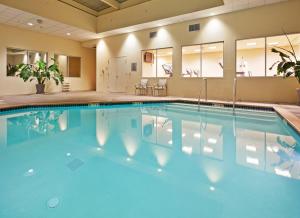 伯林格姆旧金山机场皇冠假日酒店的蓝色水面的酒店客房内的大型游泳池
