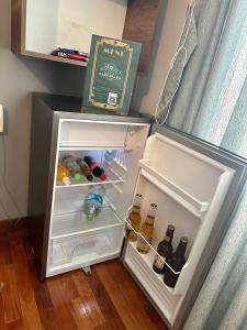 拉巴斯Hotel Esmeralda的装满酒瓶的开放式冰箱