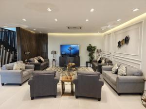 半月湾Al Qand Chalet For Families Only的带沙发和平面电视的客厅